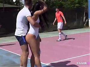 4 horny teenagers suck and pound on tennis court
