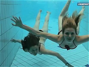 2 super super-steamy teens in the pool